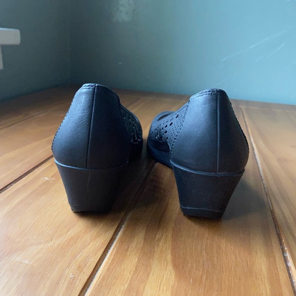 Naturalizer 7M Black Wedge Pumps with Cut-outs - Picture 3 of 9